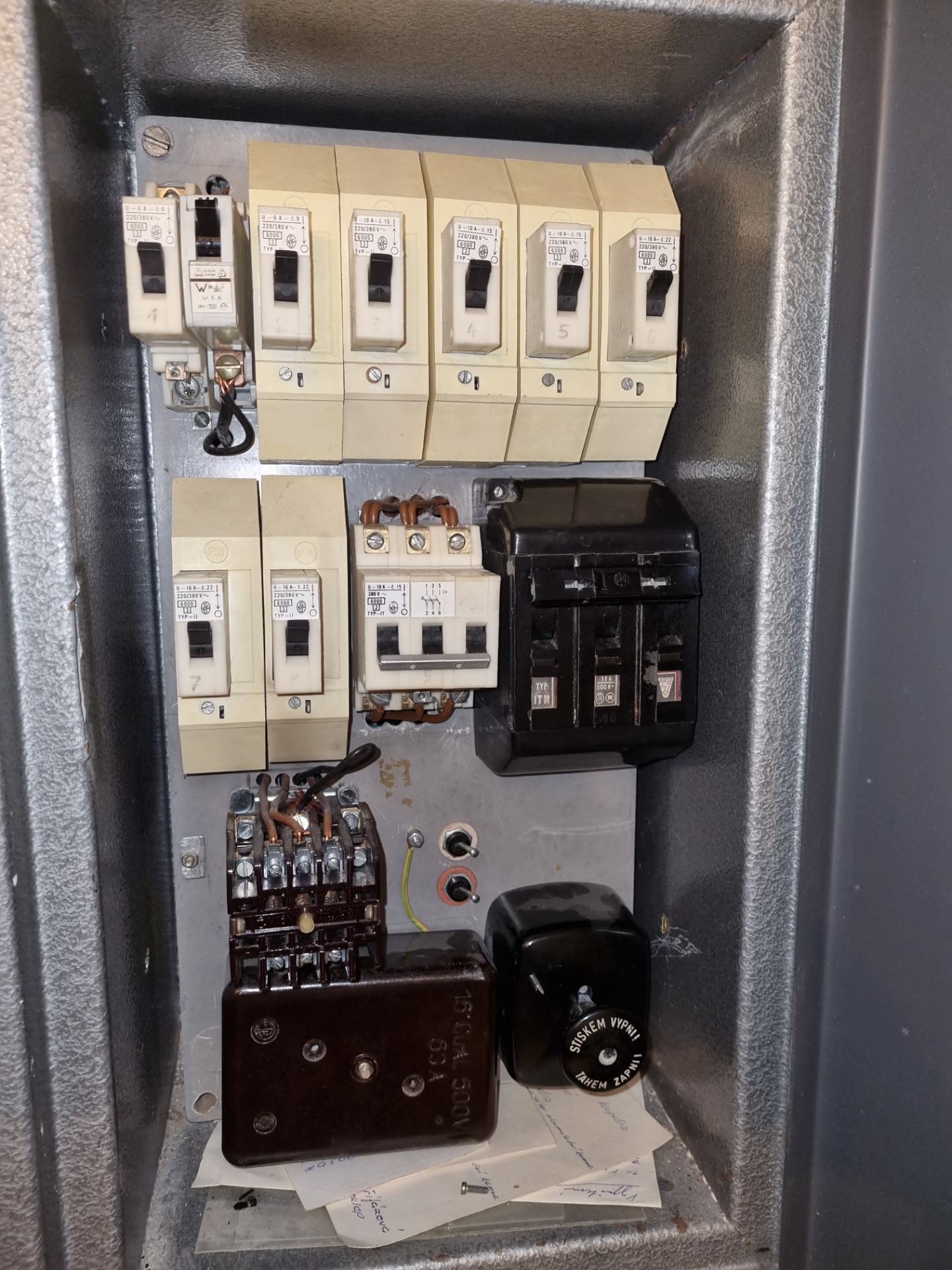 Před výměnou jistících prvků